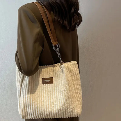 Alvhilde | Borsa morbida con texture a coste e elegante catena in metallo