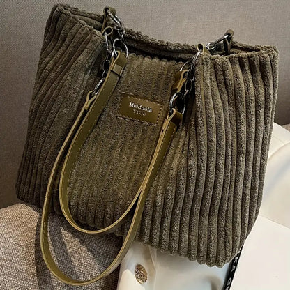 Alvhilde | Borsa morbida con texture a coste e elegante catena in metallo