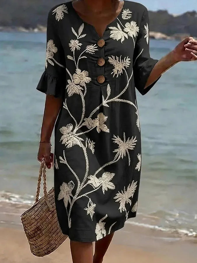 Abito casual di donna con stampa floreale.