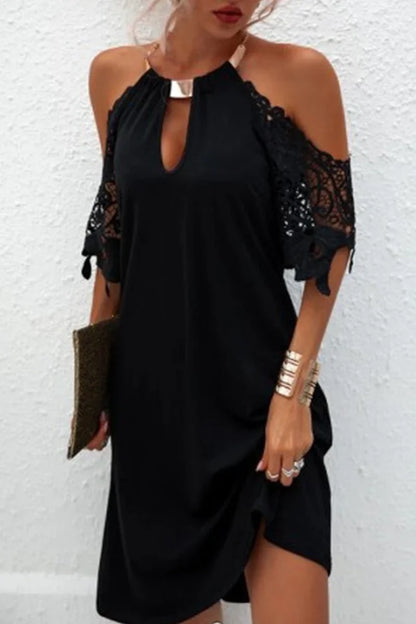 Naila - Elegante Abito in pizzo sólido con accesorios metálicos e adornos, con una línea di cintura.