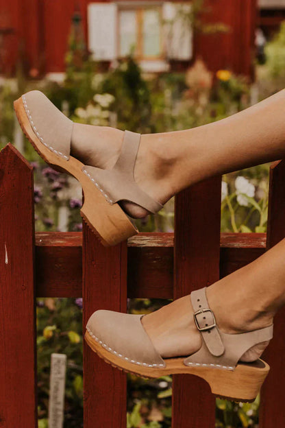 Amara – Zoccoli di Eleganza Senza Sforzo