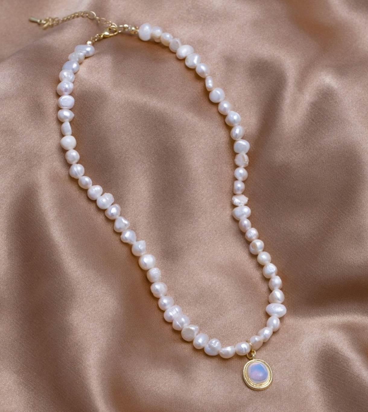 Collana di perle con pietra di luna dorata