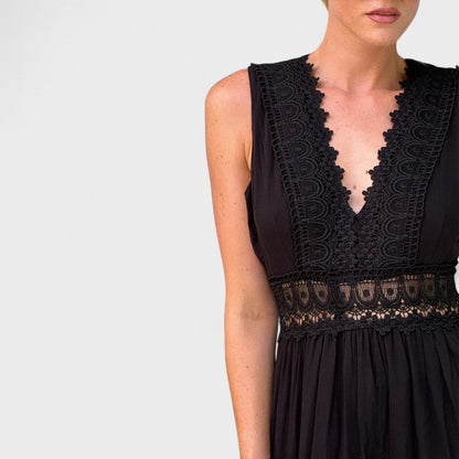 Patricia - Elegante abito in pizzo con collo a V
