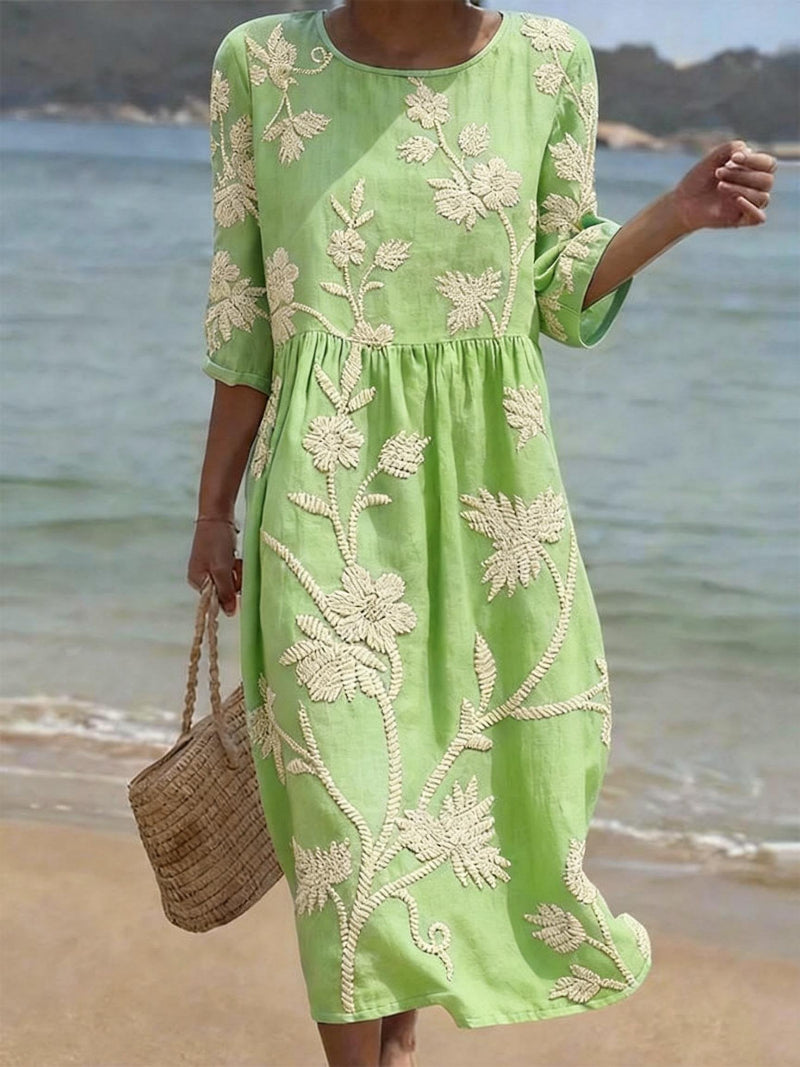 Abito casual di donna con stampa floreale.