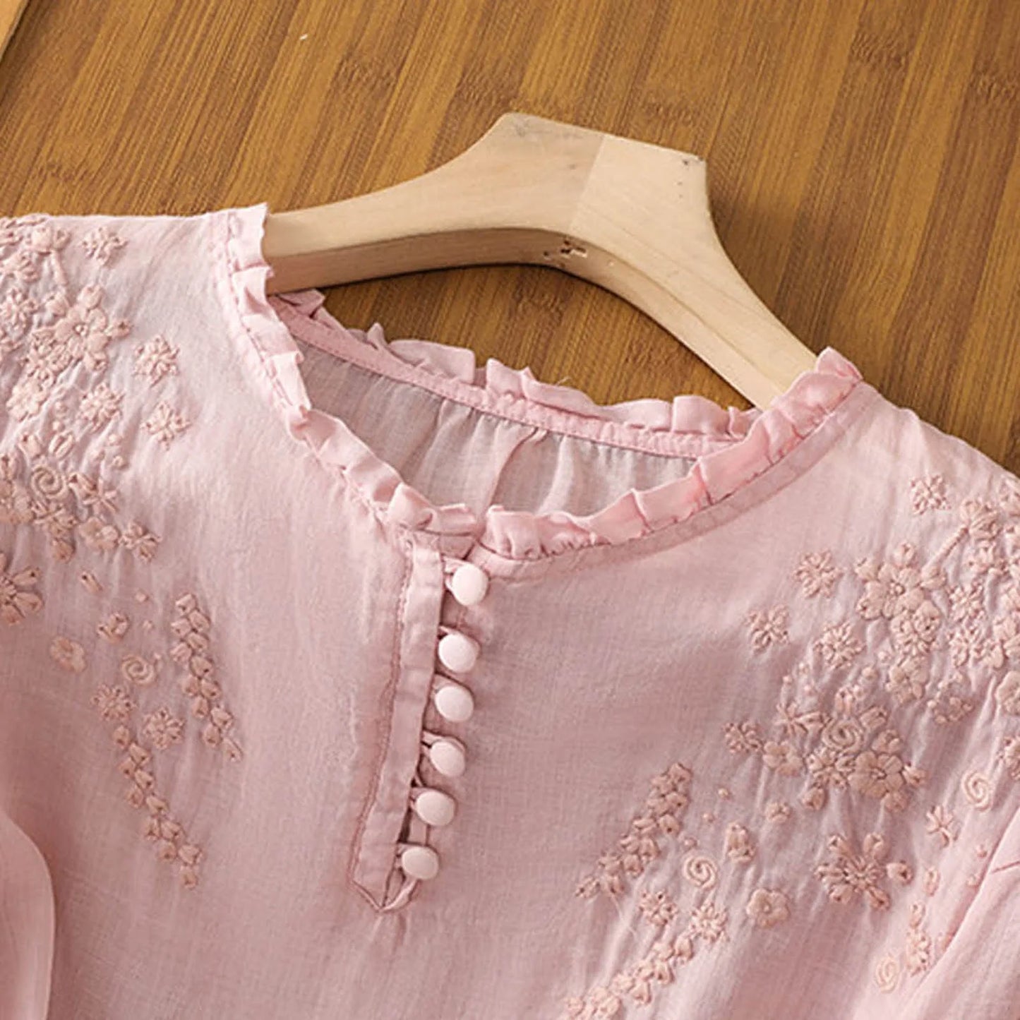 Evelyn – Blusa con bottoni Ricamata