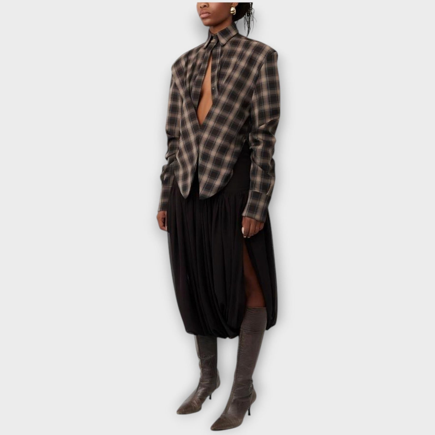 Blusa a Righe con Cut-Out e Gonna Drapejada