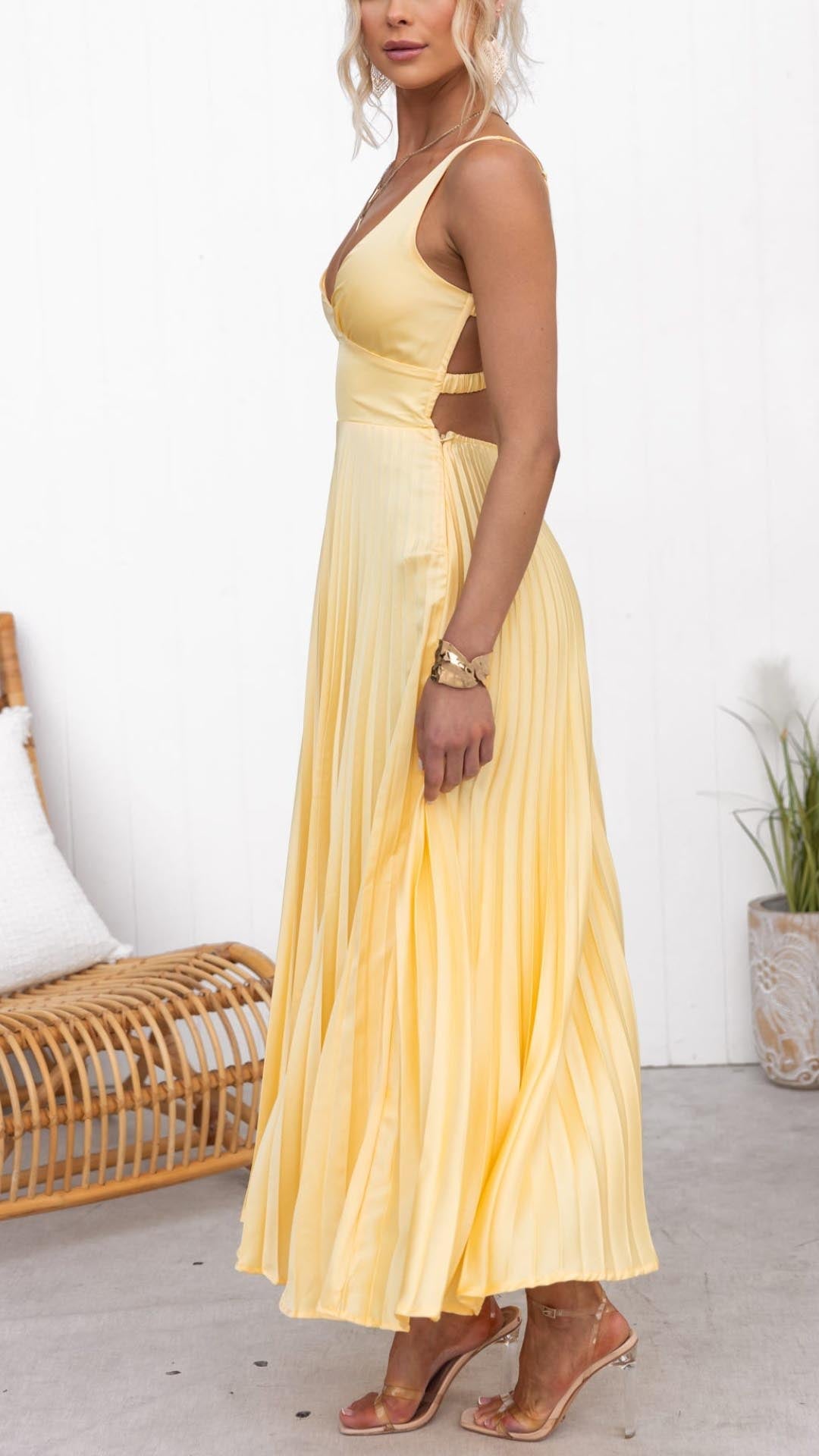 Aby - Abito Maxi Giallo con Pieghe e Scollo a V