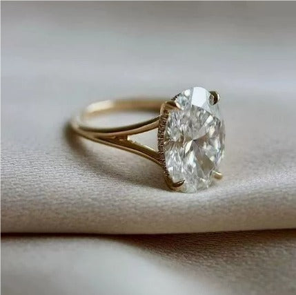 Anello ovale vintage dorato con cristallo verde