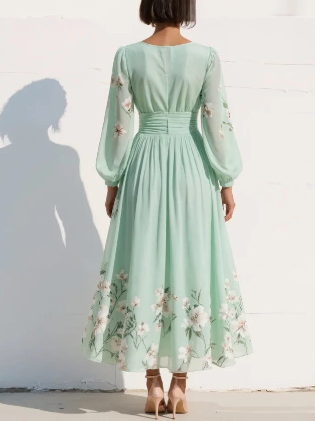 Cisella | Abito midi verde chiaro con scollo a V, in chiffon plissettato e motivo floreale