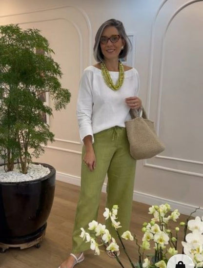 Maglietta bianca di collo rotondo con maniche lunghe + Pantaloni casual ampi verdes