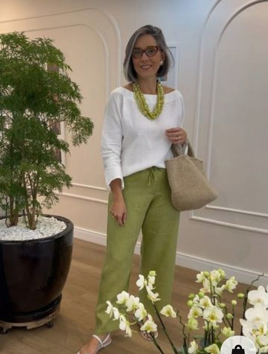 T-shirt bianca di collo rotondo con maniche lunghe + Pantaloni casual larghi verdes
