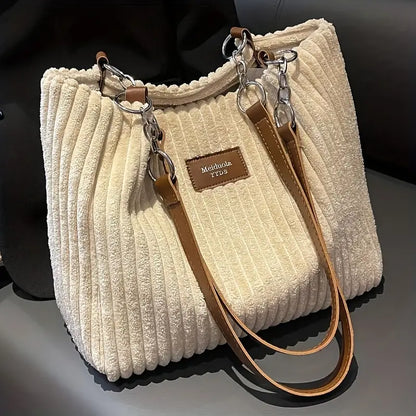 Alvhilde | Borsa morbida con texture a coste e elegante catena in metallo