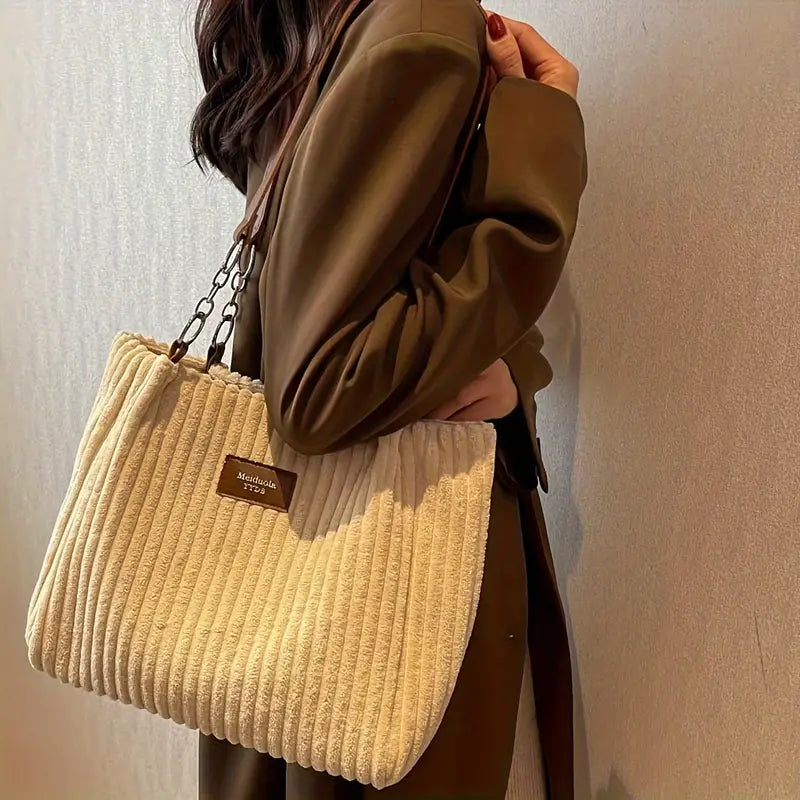 Alvhilde | Borsa morbida con texture a coste e elegante catena in metallo