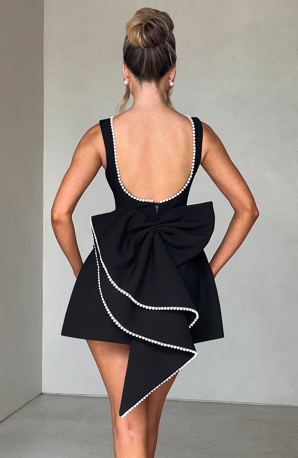 Hollis - Mini Abito Elegante con Fiocco di Perlas