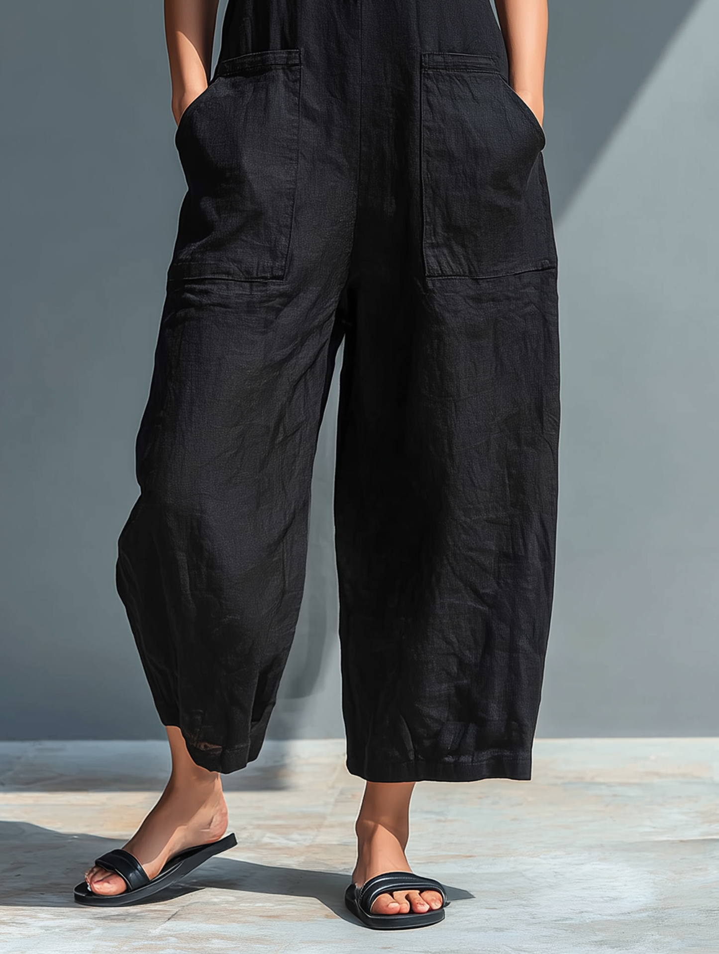 Pantalone senza maniche di misto in lino con collo alto e bottoni per donne
