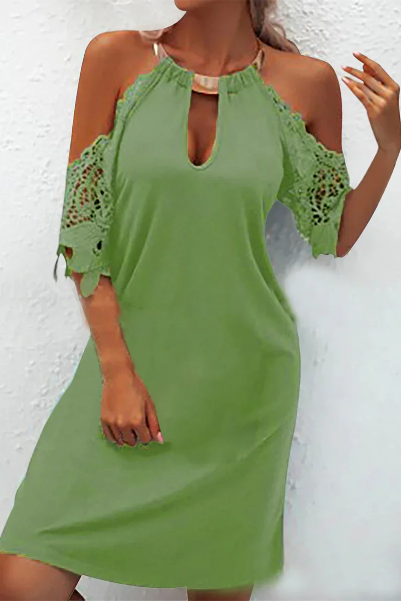 Naila - Elegante Abito in pizzo sólido con accesorios metálicos e adornos, con una línea di cintura.