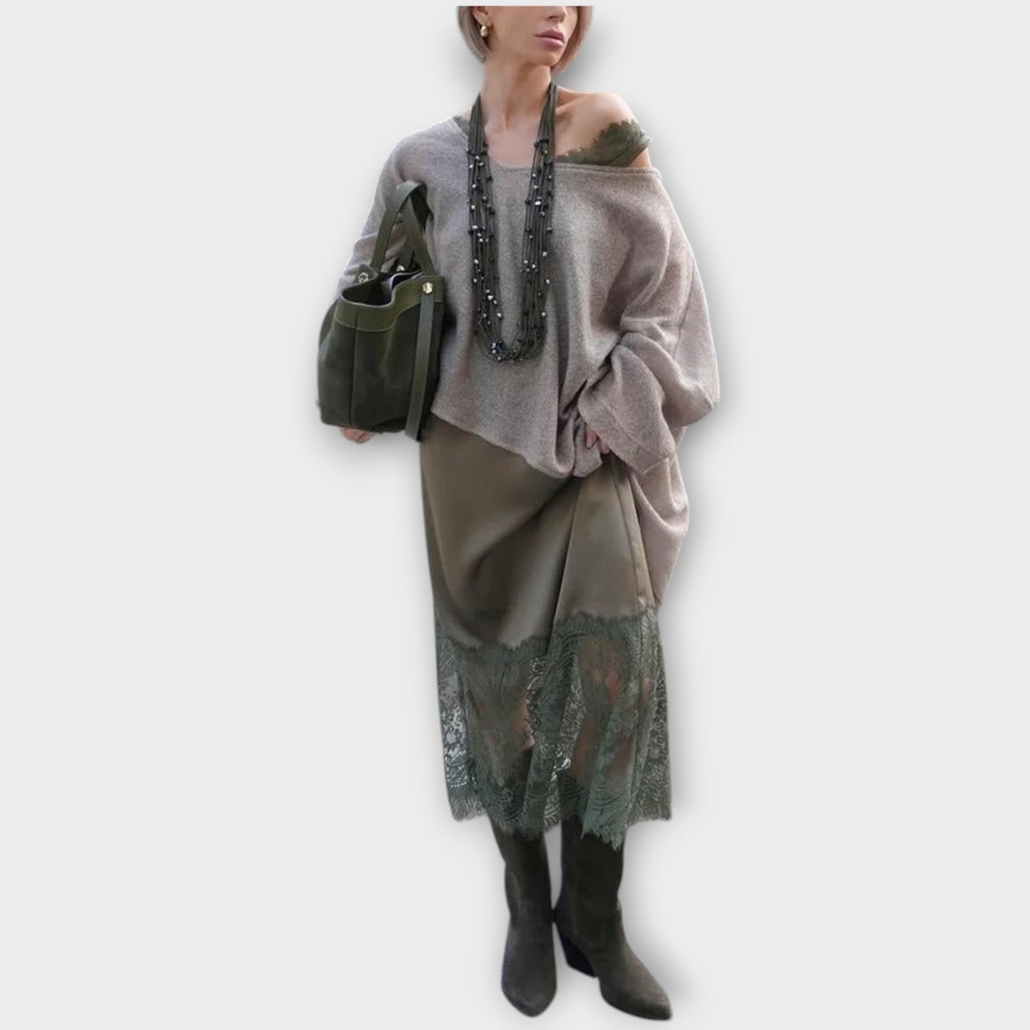 Gonna Midi di Raso con Orillo di Pizzo e Maglione Rilassato