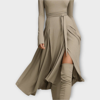 Abito Maxi Envolvente con Collo Alto Elegante