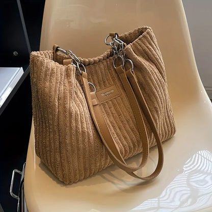 Alvhilde | Borsa morbida con texture a coste e elegante catena in metallo