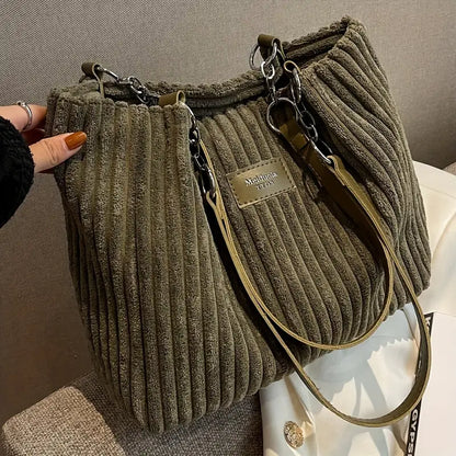 Alvhilde | Borsa morbida con texture a coste e elegante catena in metallo