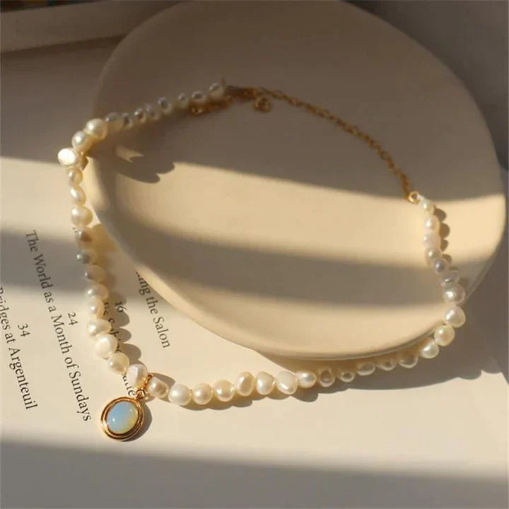 Collana di perle con pietra di luna dorata