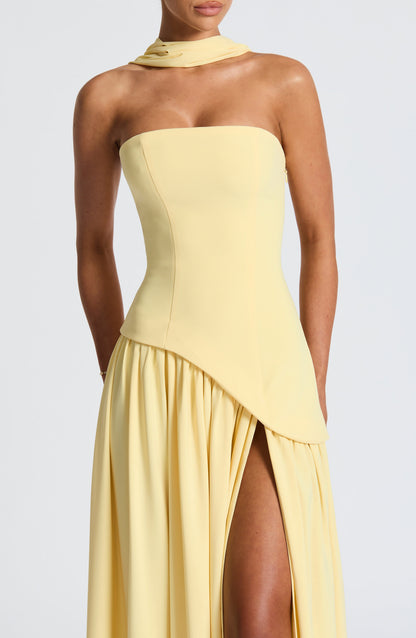 Abito maxi senza spalline per donna con spacco alto e vita asimmetrica