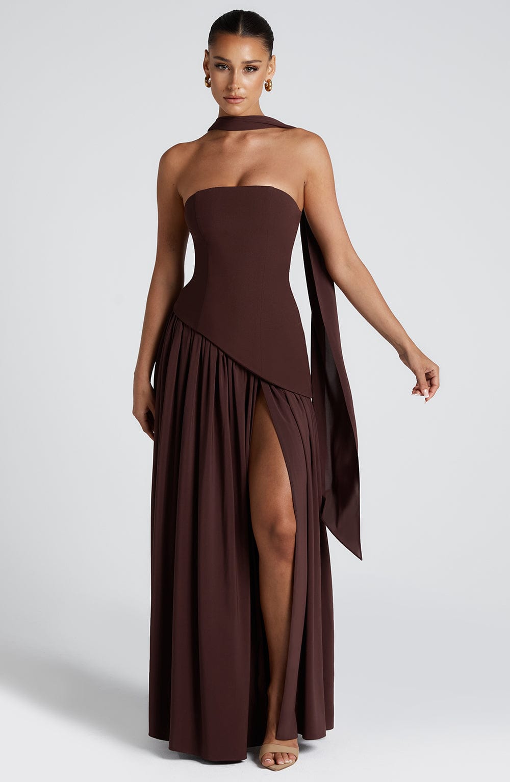 Abito maxi senza spalline per donna con spacco alto e vita asimmetrica