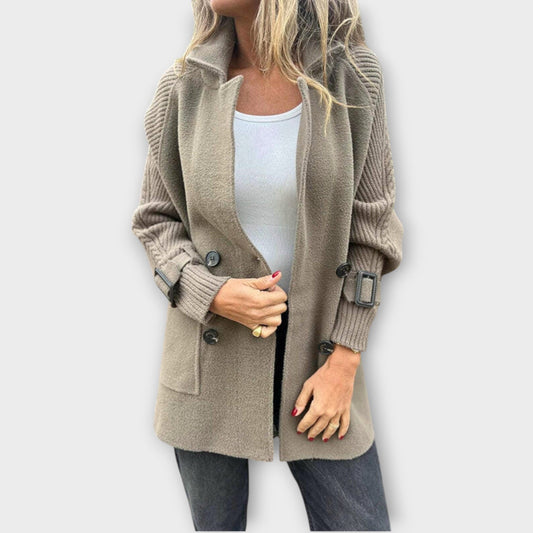 Cappotto invernale con dettagli in maglia chic e caldo e morbido