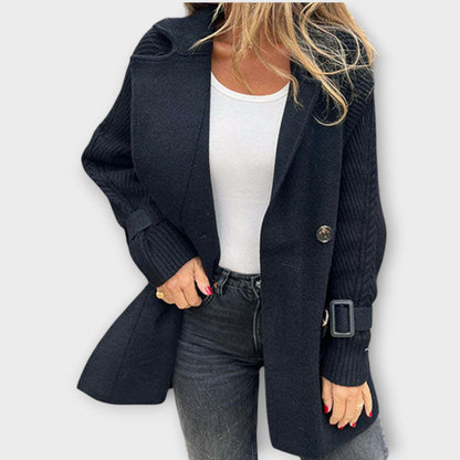 Cappotto invernale con dettagli in maglia chic e caldo e morbido