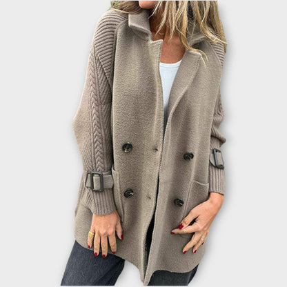 Cappotto invernale con dettagli in maglia chic e caldo e morbido